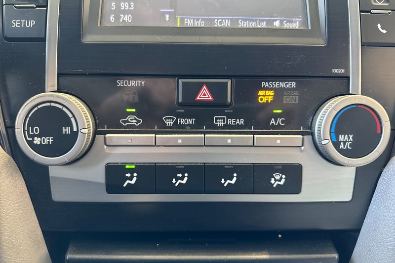 Toyota Camry Vehicle Full-screen Gallery Image 27