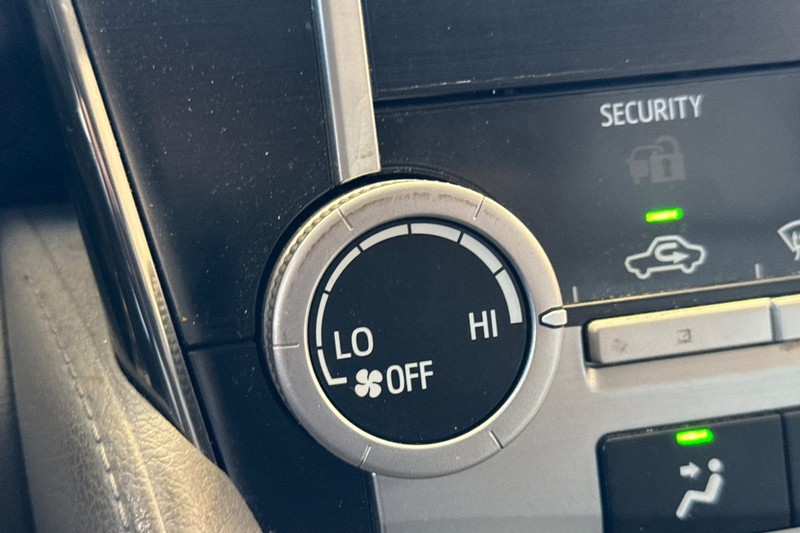 Toyota Camry Vehicle Full-screen Gallery Image 28