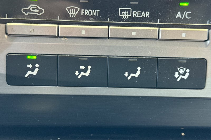 Toyota Camry Vehicle Full-screen Gallery Image 30