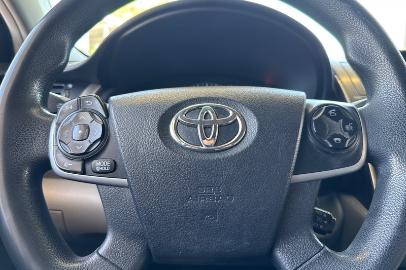 Toyota Camry Vehicle Full-screen Gallery Image 33