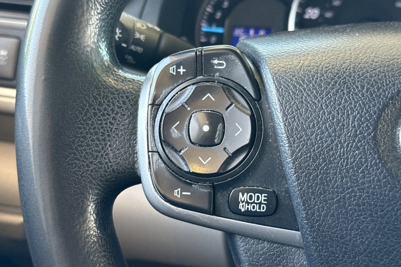 Toyota Camry Vehicle Full-screen Gallery Image 34
