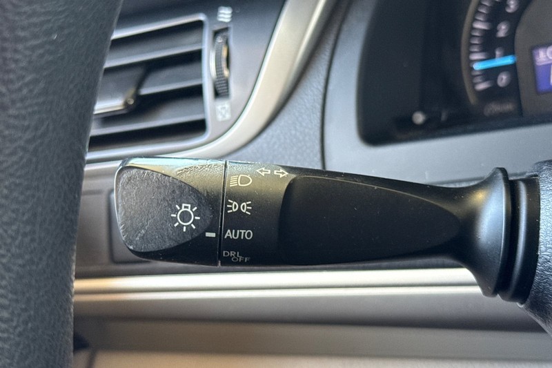 Toyota Camry Vehicle Full-screen Gallery Image 35
