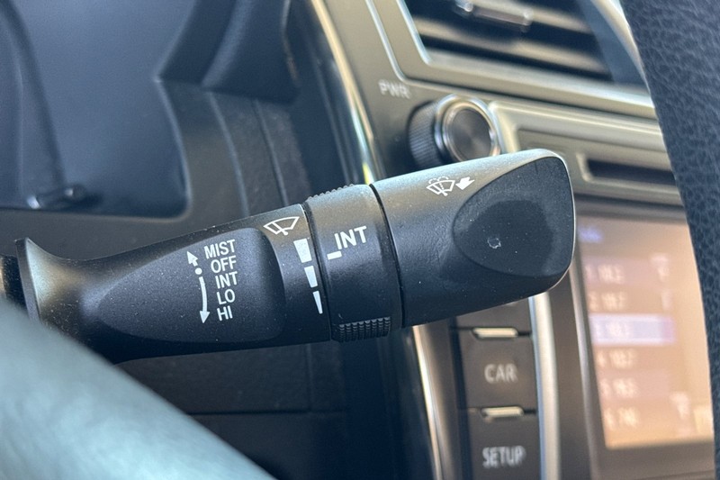 Toyota Camry Vehicle Full-screen Gallery Image 37