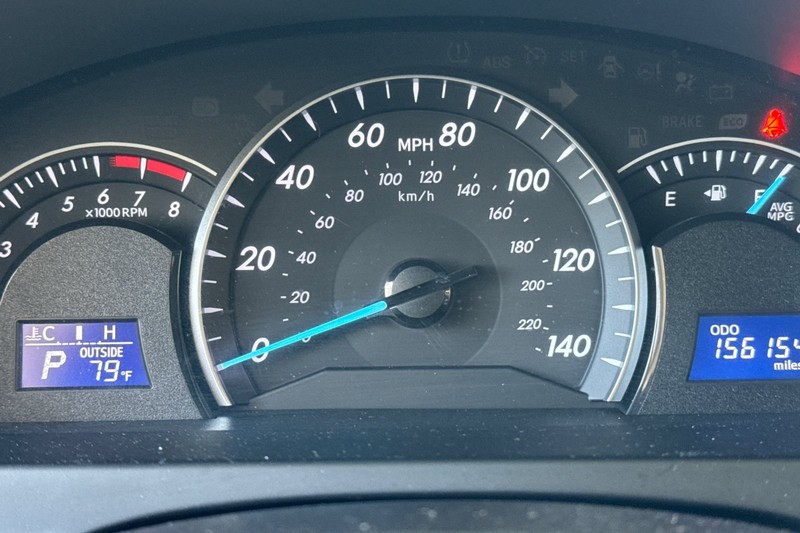 Toyota Camry Vehicle Full-screen Gallery Image 38