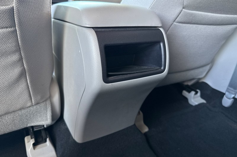 Toyota Camry Vehicle Full-screen Gallery Image 40