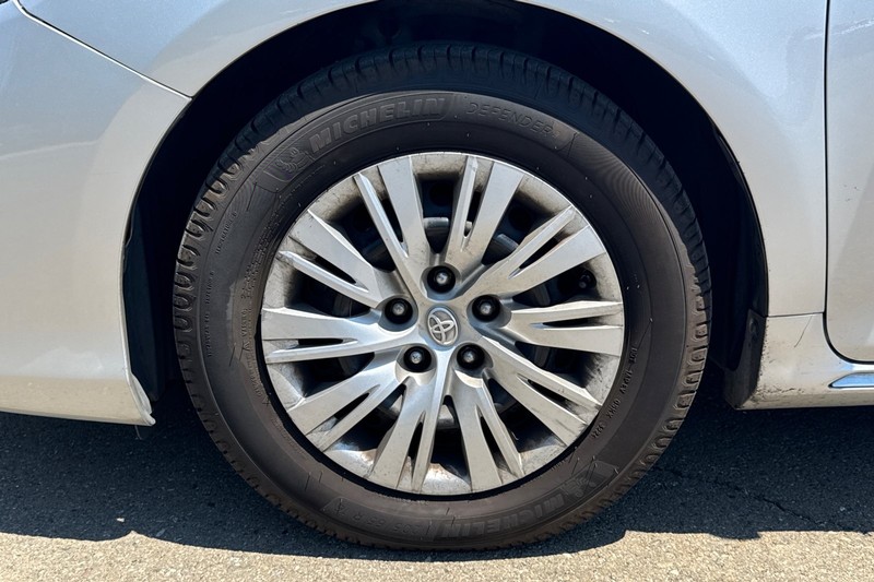 Toyota Camry Vehicle Full-screen Gallery Image 42