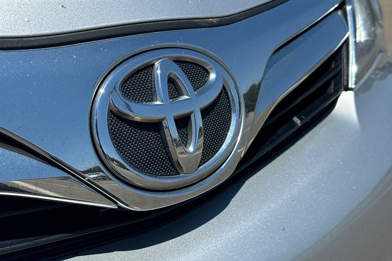 Toyota Camry Vehicle Full-screen Gallery Image 44