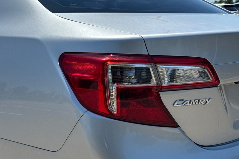 Toyota Camry Vehicle Full-screen Gallery Image 45