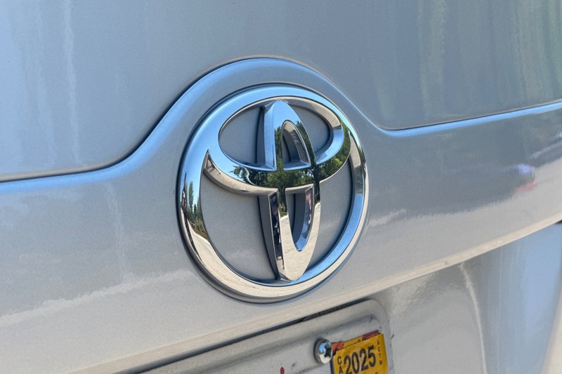 Toyota Camry Vehicle Full-screen Gallery Image 46