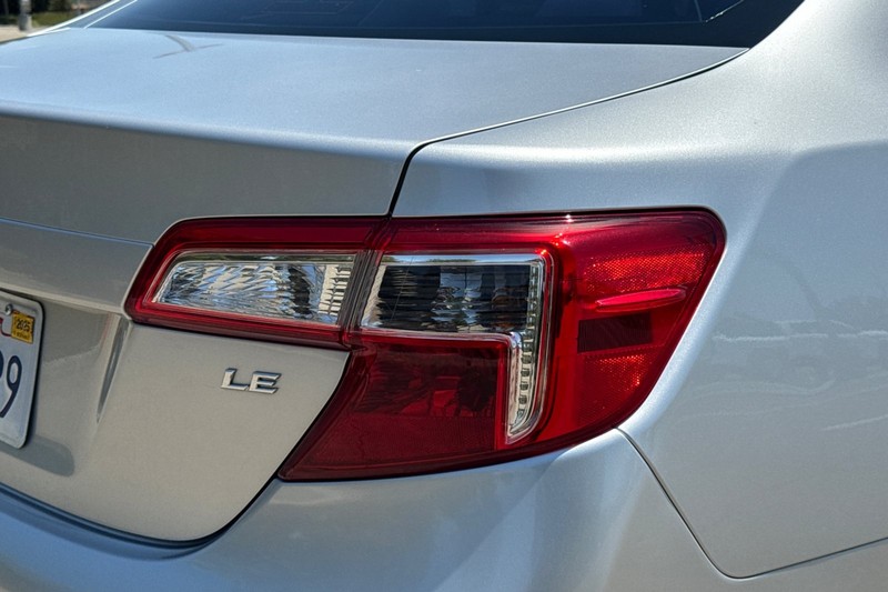 Toyota Camry Vehicle Full-screen Gallery Image 47
