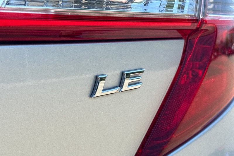 Toyota Camry Vehicle Full-screen Gallery Image 48