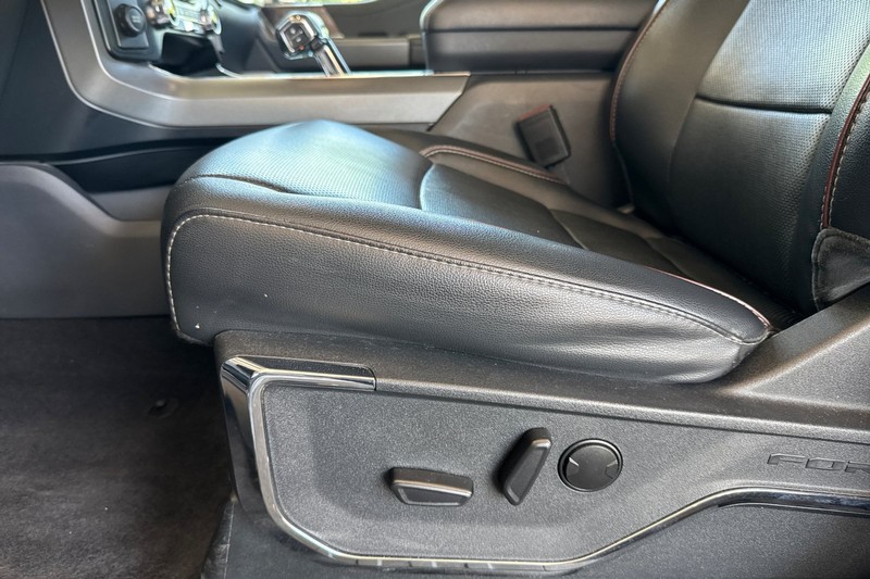 Ford F-150 Vehicle Full-screen Gallery Image 13