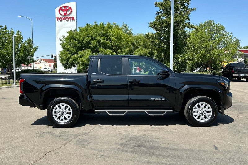 Toyota Tacoma 4WD Vehicle Full-screen Gallery Image 03