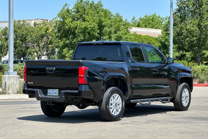 Toyota Tacoma 4WD Vehicle Full-screen Gallery Image 04