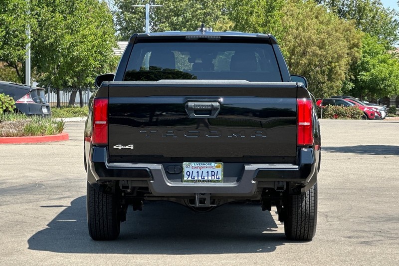 Toyota Tacoma 4WD Vehicle Full-screen Gallery Image 05