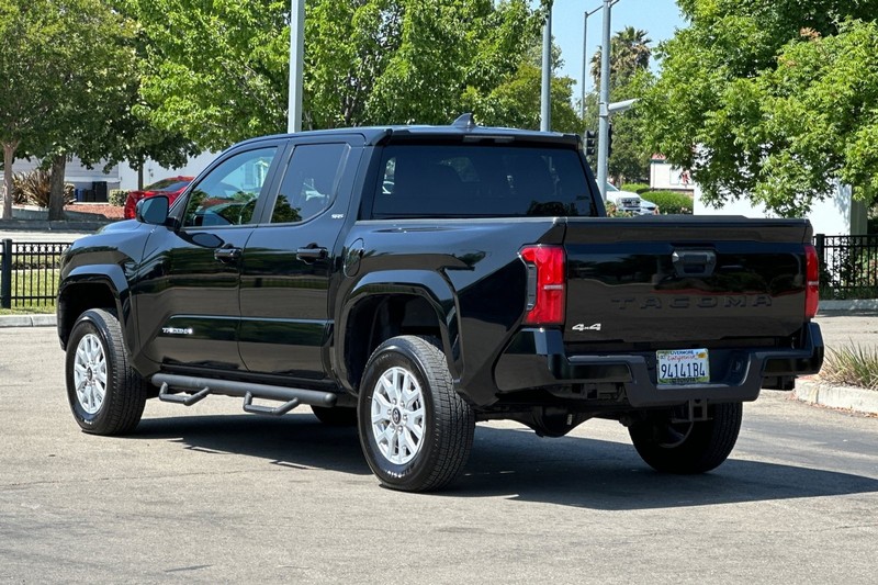 Toyota Tacoma 4WD Vehicle Full-screen Gallery Image 06