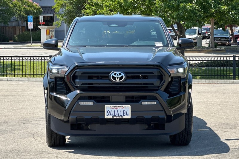 Toyota Tacoma 4WD Vehicle Full-screen Gallery Image 09