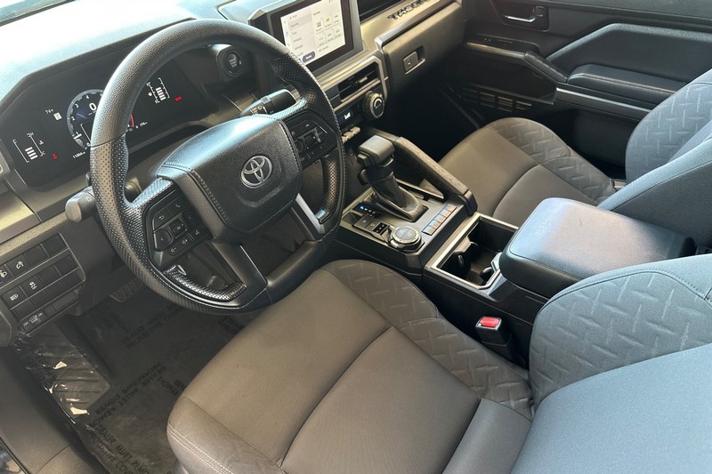 Toyota Tacoma 4WD Vehicle Full-screen Gallery Image 10
