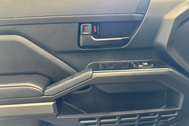 Toyota Tacoma 4WD Vehicle Full-screen Gallery Image 11