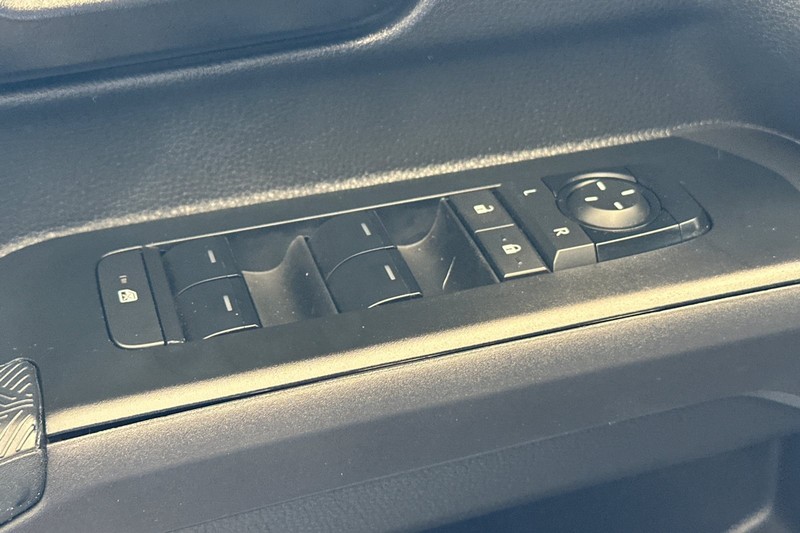 Toyota Tacoma 4WD Vehicle Full-screen Gallery Image 12