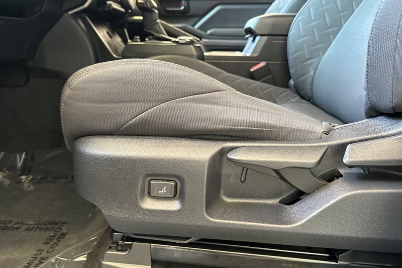 Toyota Tacoma 4WD Vehicle Full-screen Gallery Image 13