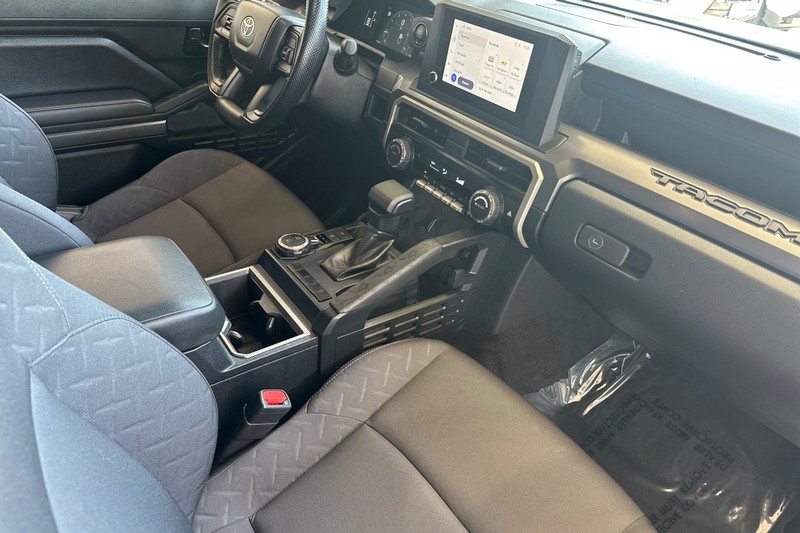Toyota Tacoma 4WD Vehicle Full-screen Gallery Image 18