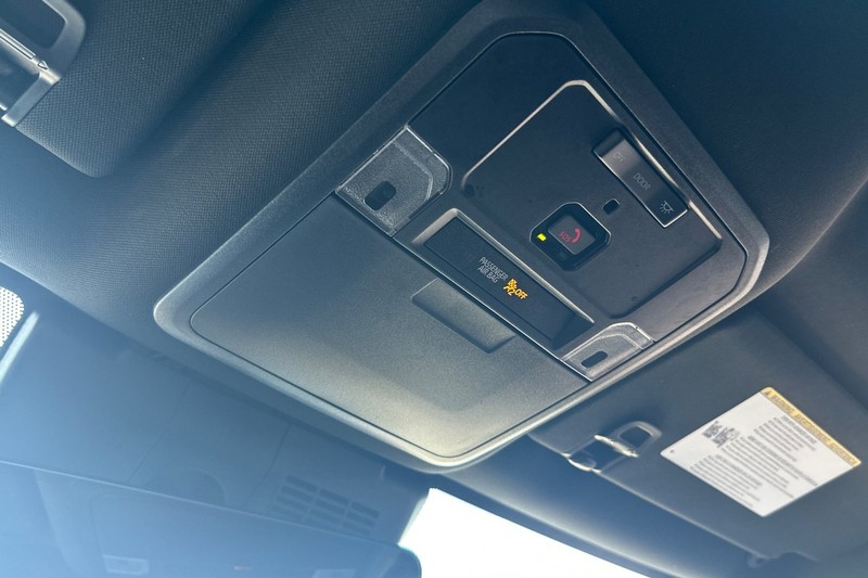 Toyota Tacoma 4WD Vehicle Full-screen Gallery Image 23