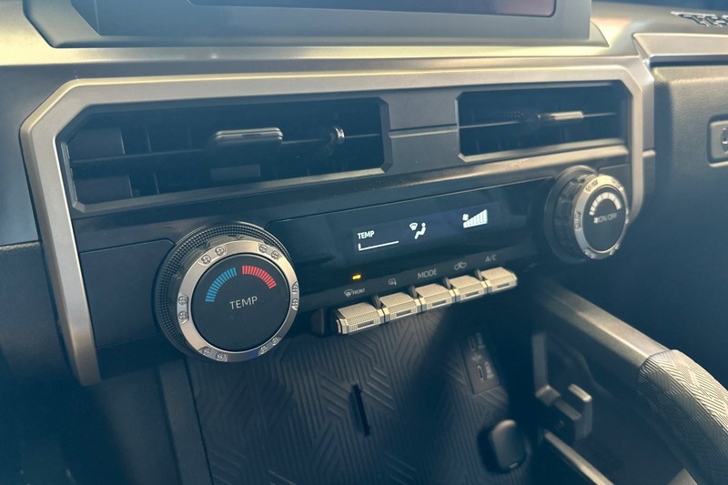 Toyota Tacoma 4WD Vehicle Full-screen Gallery Image 27