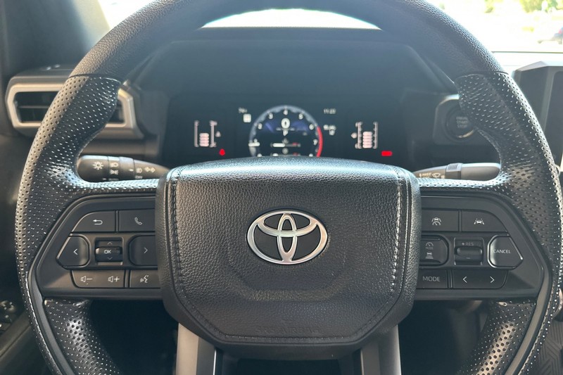 Toyota Tacoma 4WD Vehicle Full-screen Gallery Image 33