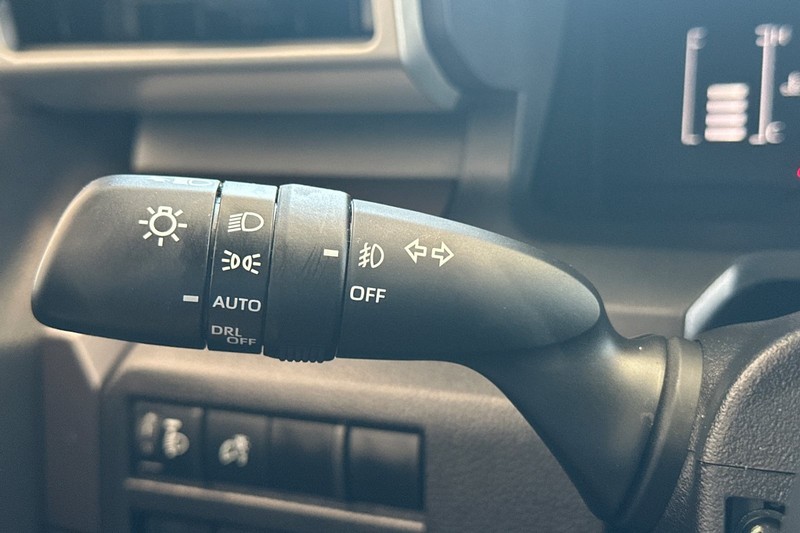 Toyota Tacoma 4WD Vehicle Full-screen Gallery Image 35