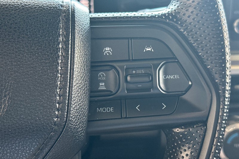 Toyota Tacoma 4WD Vehicle Full-screen Gallery Image 36