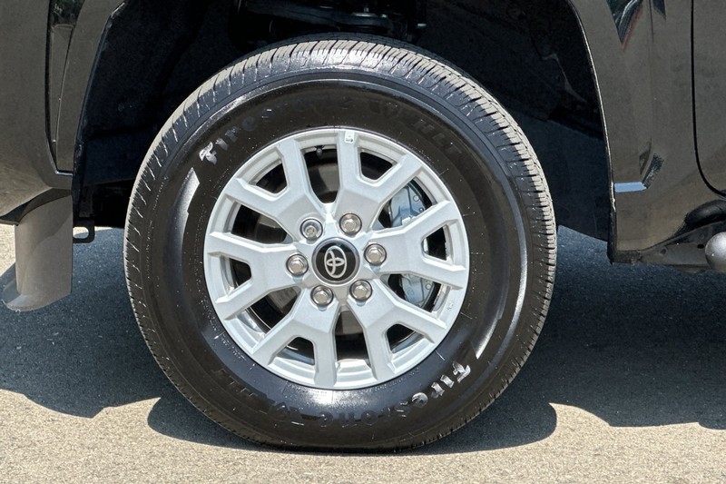 Toyota Tacoma 4WD Vehicle Full-screen Gallery Image 41