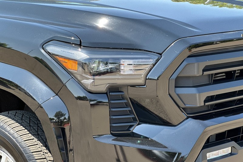 Toyota Tacoma 4WD Vehicle Full-screen Gallery Image 42