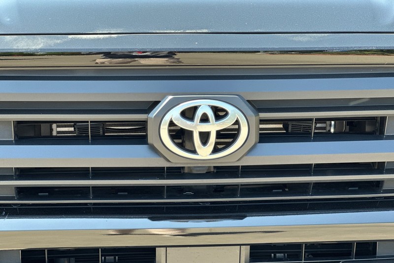 Toyota Tacoma 4WD Vehicle Full-screen Gallery Image 43