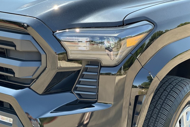 Toyota Tacoma 4WD Vehicle Full-screen Gallery Image 48