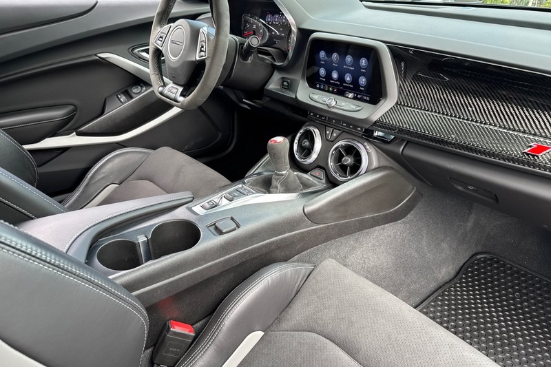 Chevrolet Camaro Vehicle Full-screen Gallery Image 18