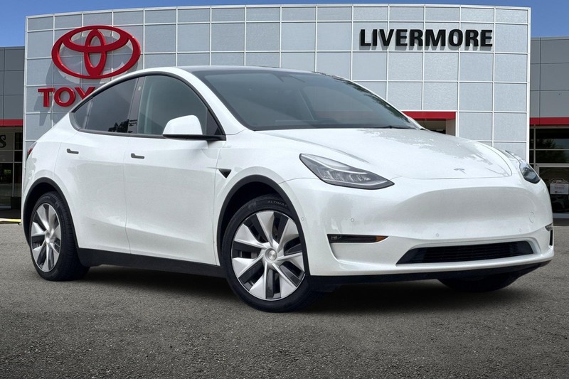 Tesla Model Y Vehicle Full-screen Gallery Image 02