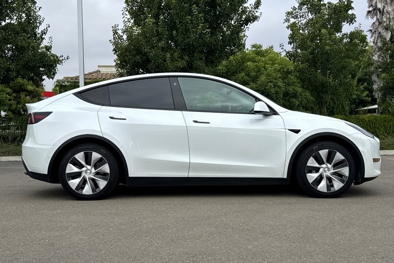 Tesla Model Y Vehicle Full-screen Gallery Image 03