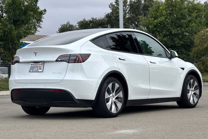 Tesla Model Y Vehicle Full-screen Gallery Image 04