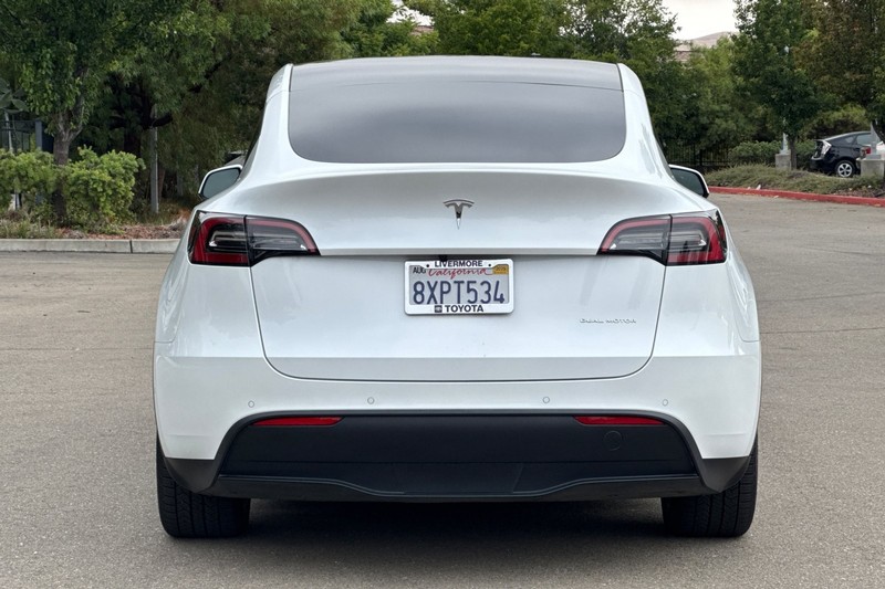 Tesla Model Y Vehicle Full-screen Gallery Image 05