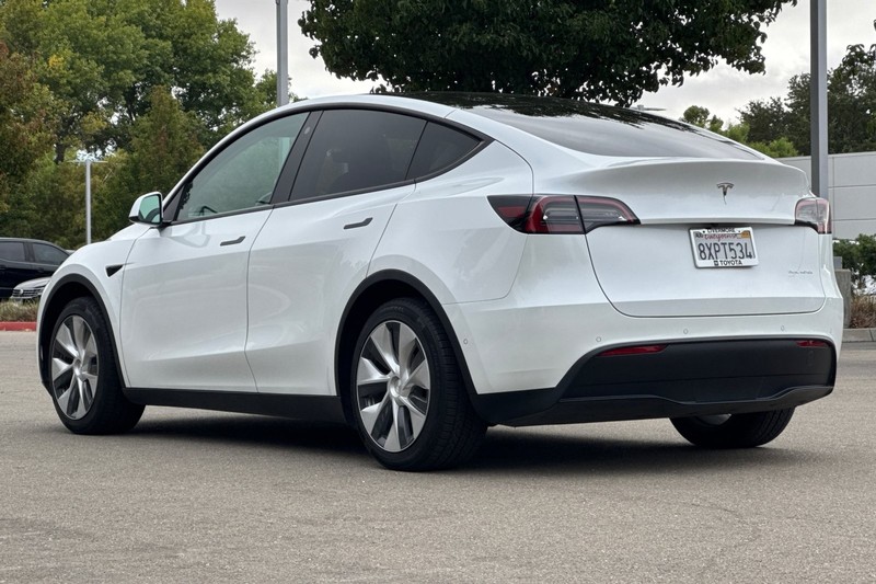 Tesla Model Y Vehicle Full-screen Gallery Image 06