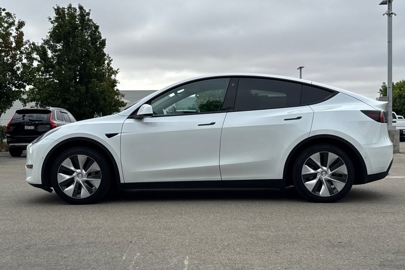 Tesla Model Y Vehicle Full-screen Gallery Image 07