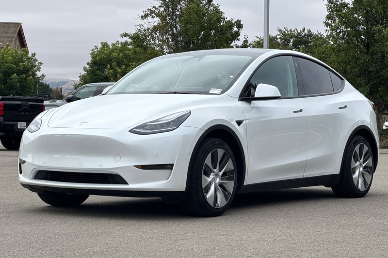 Tesla Model Y Vehicle Full-screen Gallery Image 08