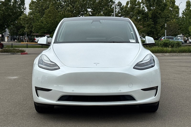 Tesla Model Y Vehicle Full-screen Gallery Image 09