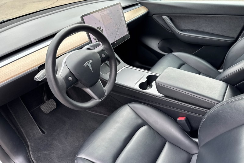 Tesla Model Y Vehicle Full-screen Gallery Image 10