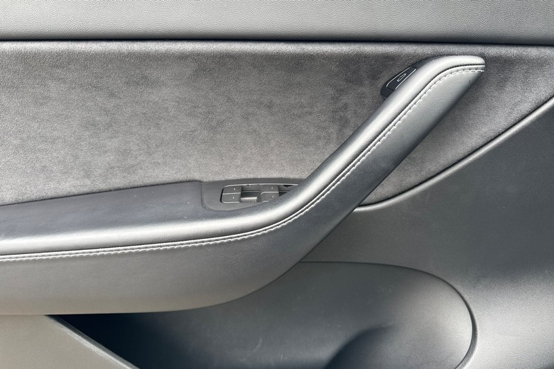 Tesla Model Y Vehicle Full-screen Gallery Image 11