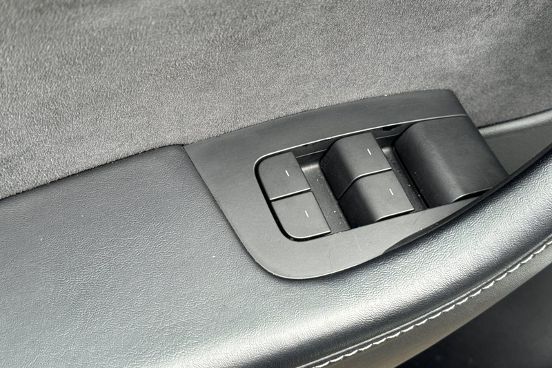 Tesla Model Y Vehicle Full-screen Gallery Image 12