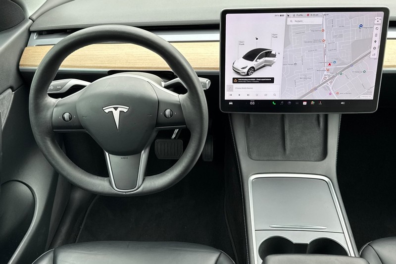 Tesla Model Y Vehicle Full-screen Gallery Image 16