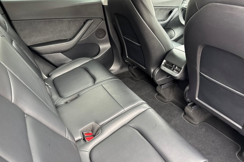 Tesla Model Y Vehicle Full-screen Gallery Image 18