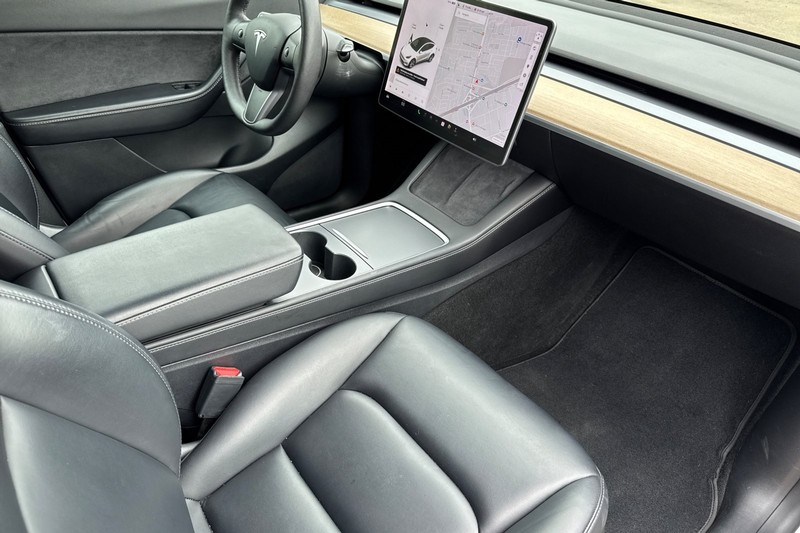 Tesla Model Y Vehicle Full-screen Gallery Image 19